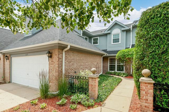 Property Photo: 327 Wentworth Circle IL 60108