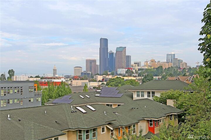 Property Photo:  823 Davis Place S 204  WA 98144 