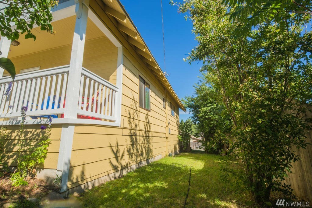 Property Photo:  205 W Montana Ave  WA 98941 