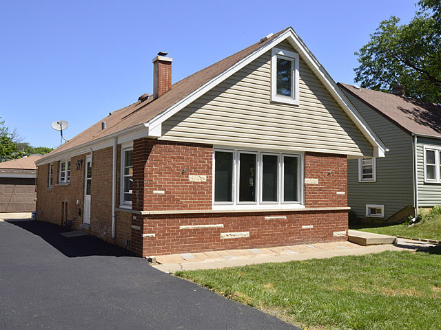 Property Photo: 1003 Medinah Street IL 60106