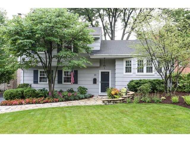 Property Photo:  10 Oxford Avenue  IL 60514 