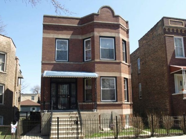 Property Photo: 939 N Avers Avenue 2 IL 60651
