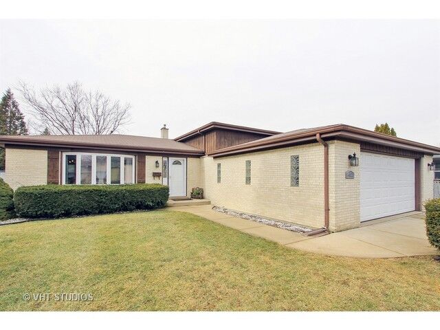 Property Photo: 432 N Wilson Lane IL 60101