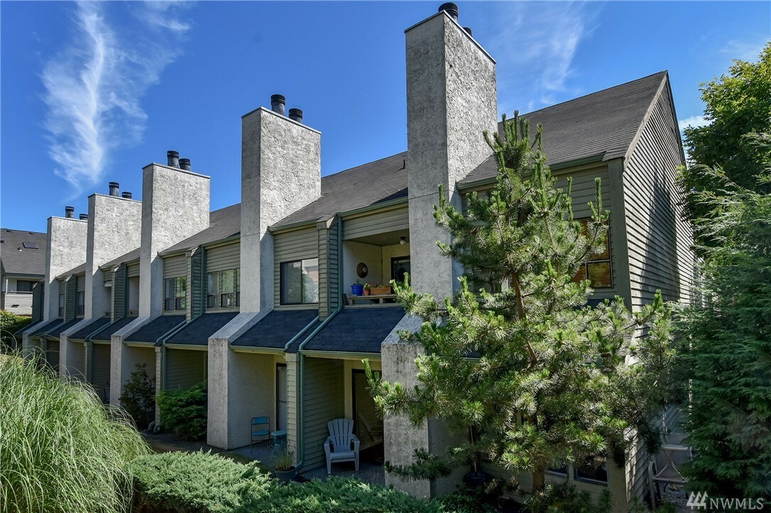 Property Photo:  2001 E Yesler Wy 48  WA 98122 