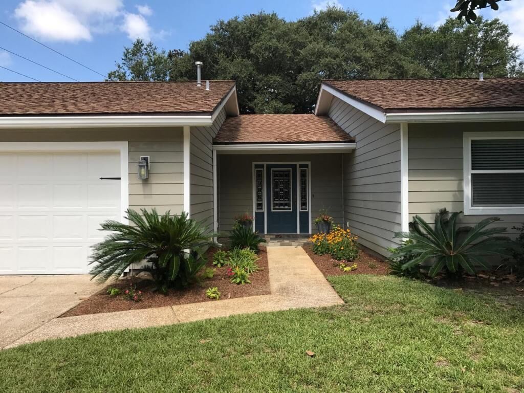 Property Photo:  1 Hampton Court  FL 32569 