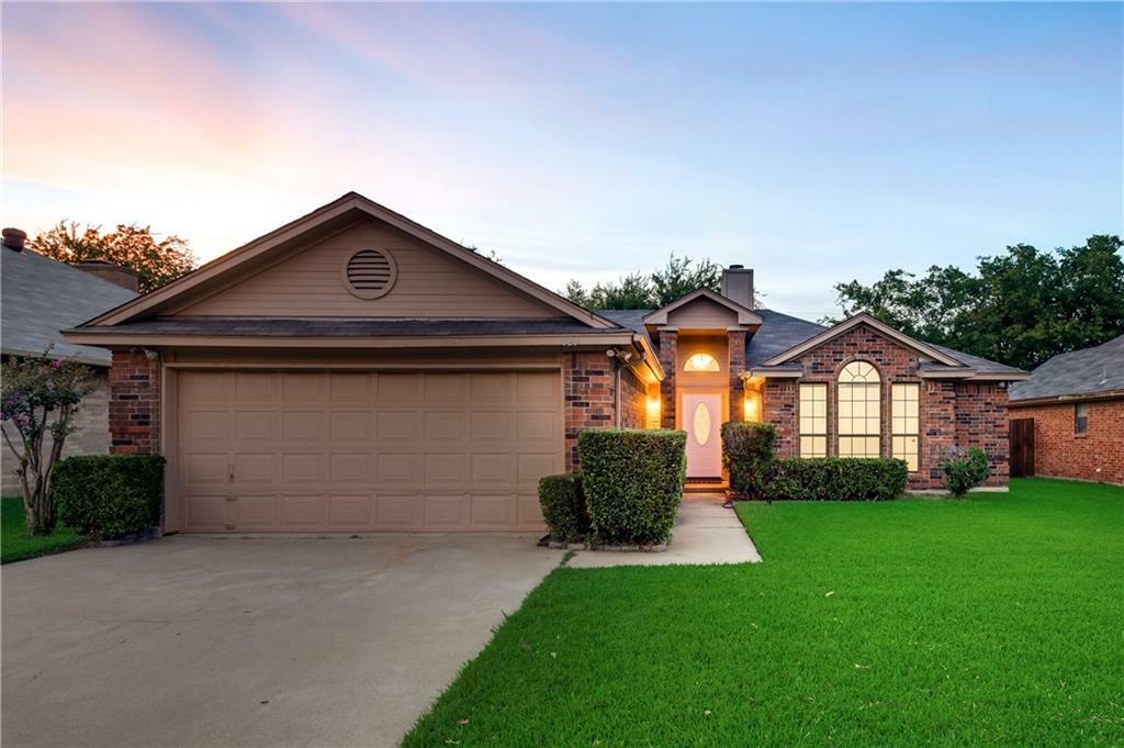 Property Photo: 823 W Lynn Creek Drive TX 76001
