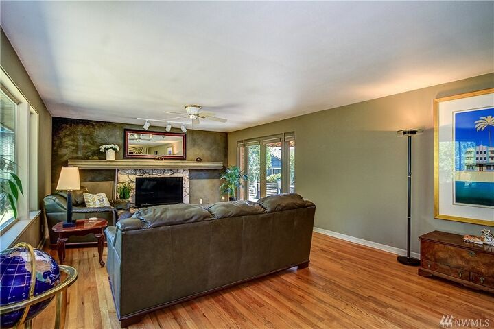 Property Photo:  11524 Meridian Ave N  WA 98133 