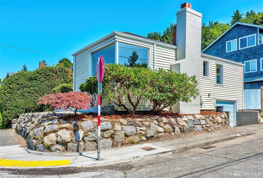 Property Photo:  3864 Beach Dr SW  WA 98116 