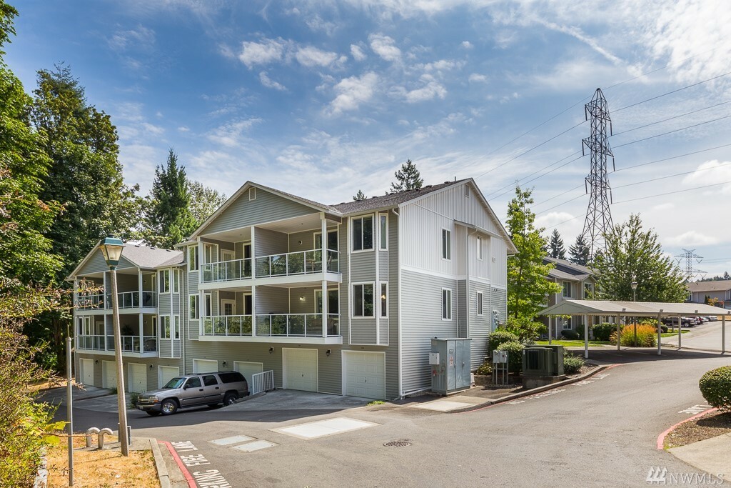 Property Photo:  3006 SE 8th St 1120  WA 98058 