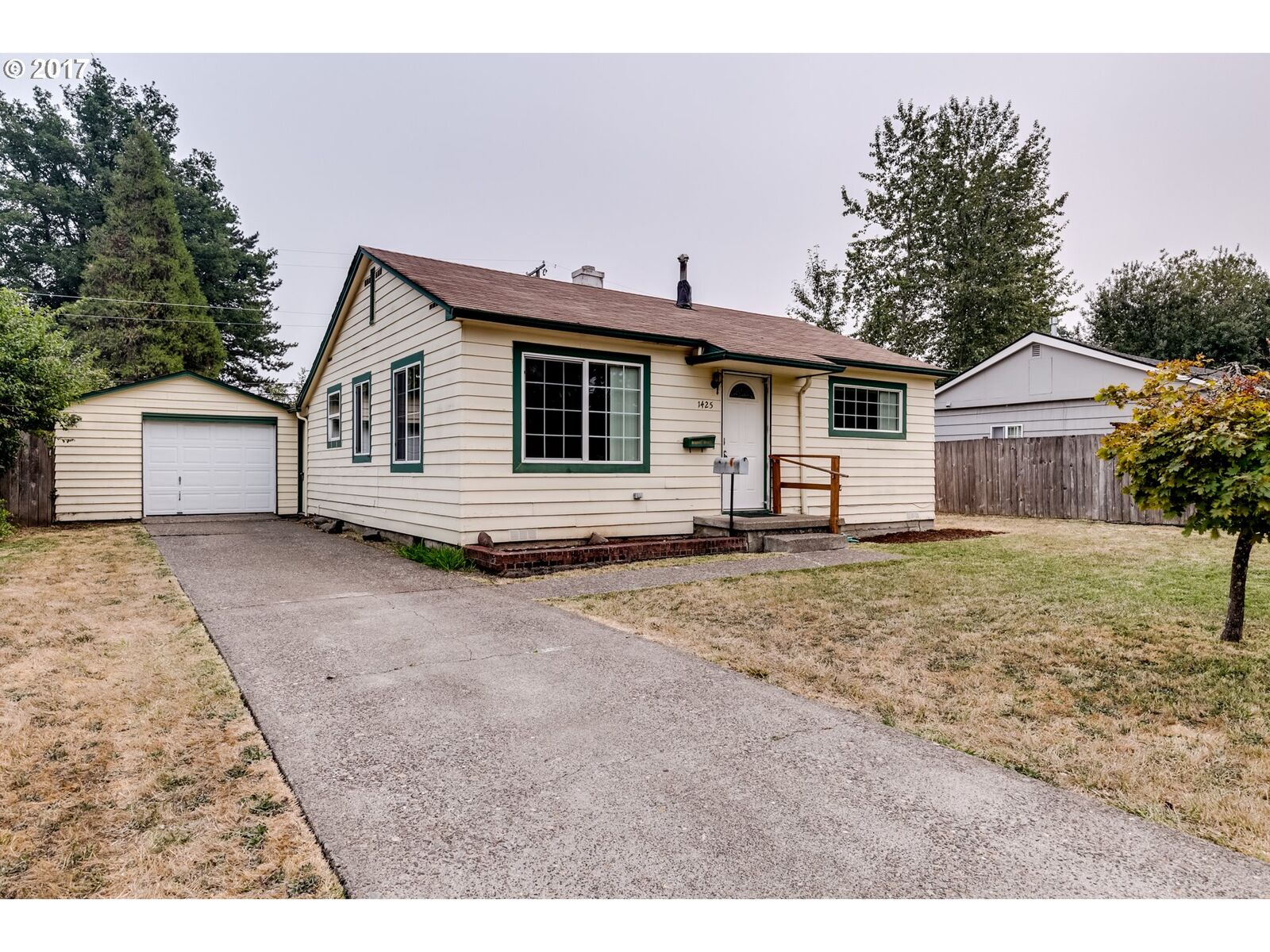 Property Photo: 1425 Wilson St OR 97402