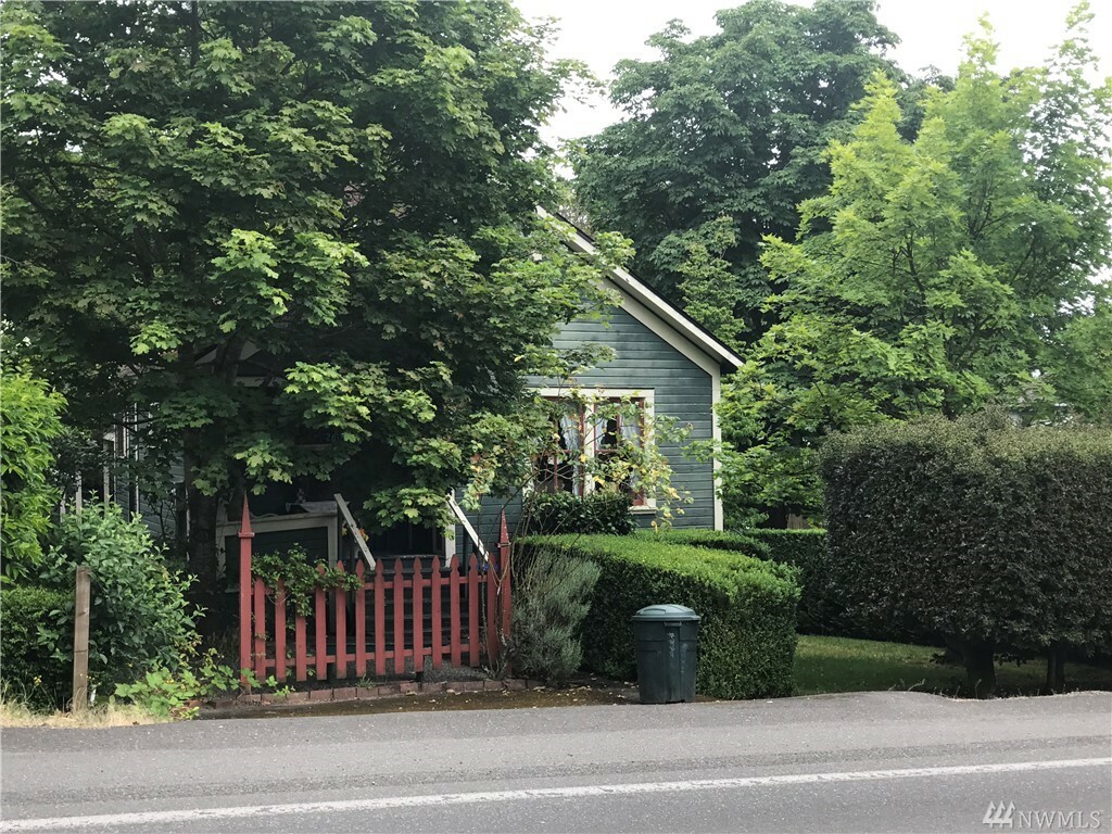 Property Photo:  260 Ericksen Ave NE  WA 98110 