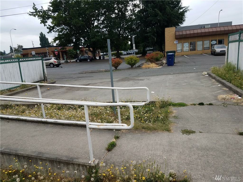 Property Photo:  328 1st St NE  WA 98002 
