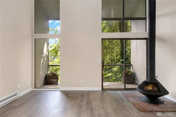 Property Photo: 13835 NE 69th St 677 WA 98052