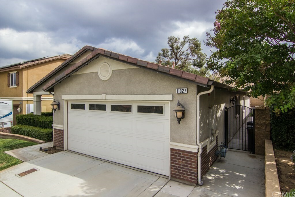 Property Photo:  11927 Citadel Avenue  CA 92337 