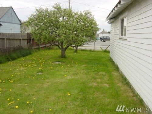 Property Photo:  910 31st St  WA 98221 