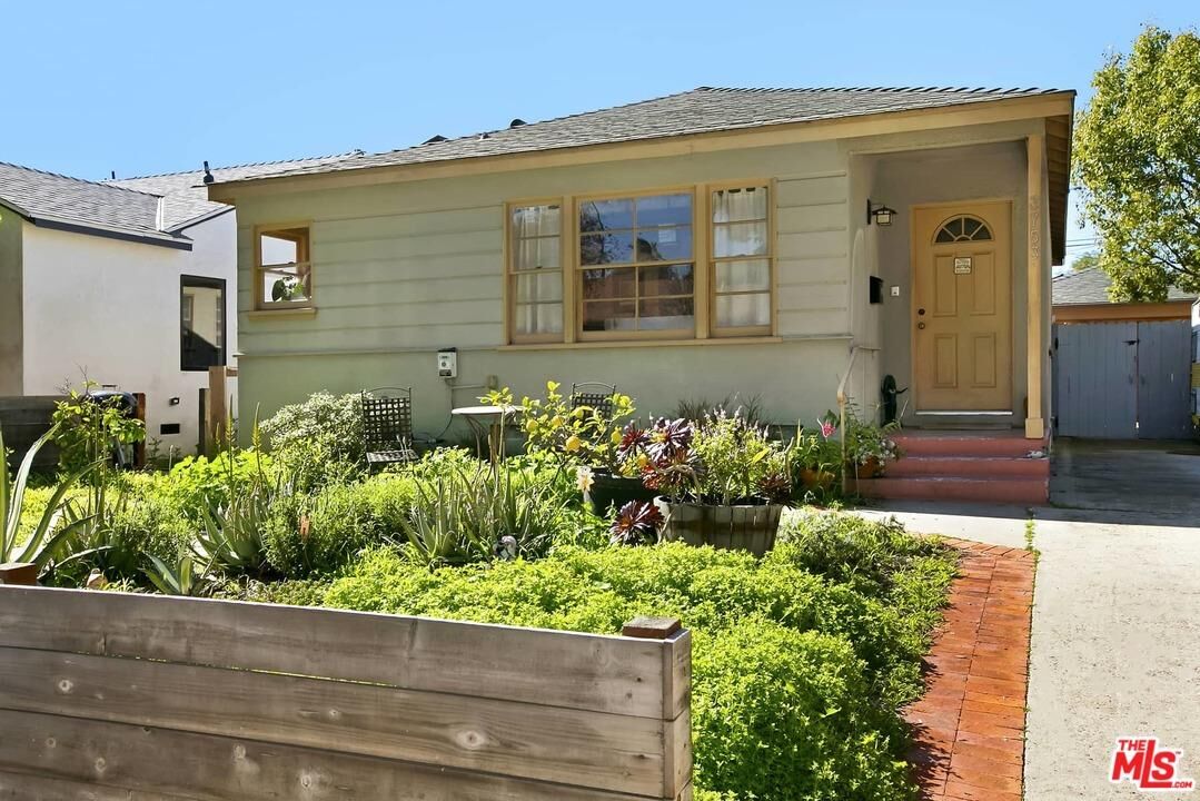 Property Photo:  3753 Ashwood Ave  CA 90066