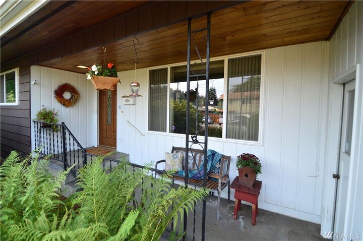 Property Photo: 1712 2nd St NE WA 98002