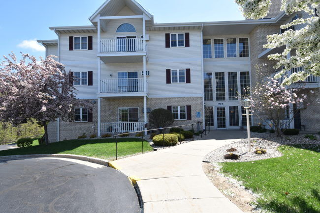 Property Photo: 715 Canterberry Ct 110 WI 53090-5608