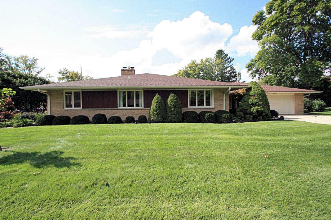 Property Photo:  515 Oakwood Dr  WI 53092 