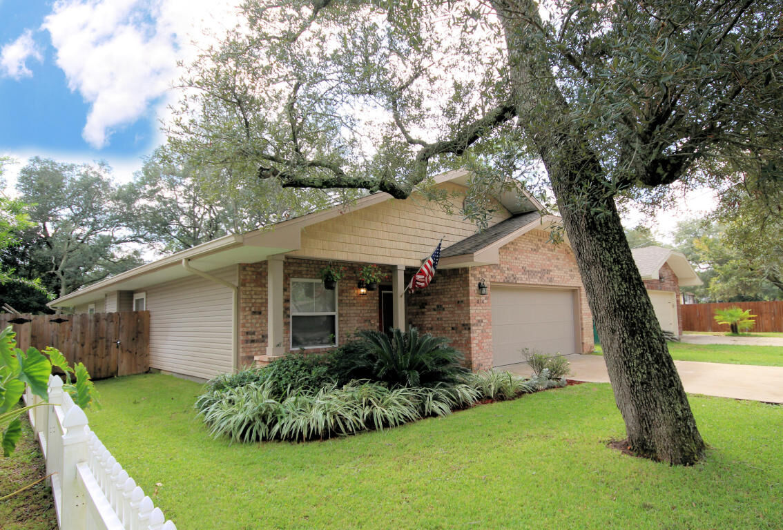 Property Photo:  810 Pine Alley Street  FL 32547 