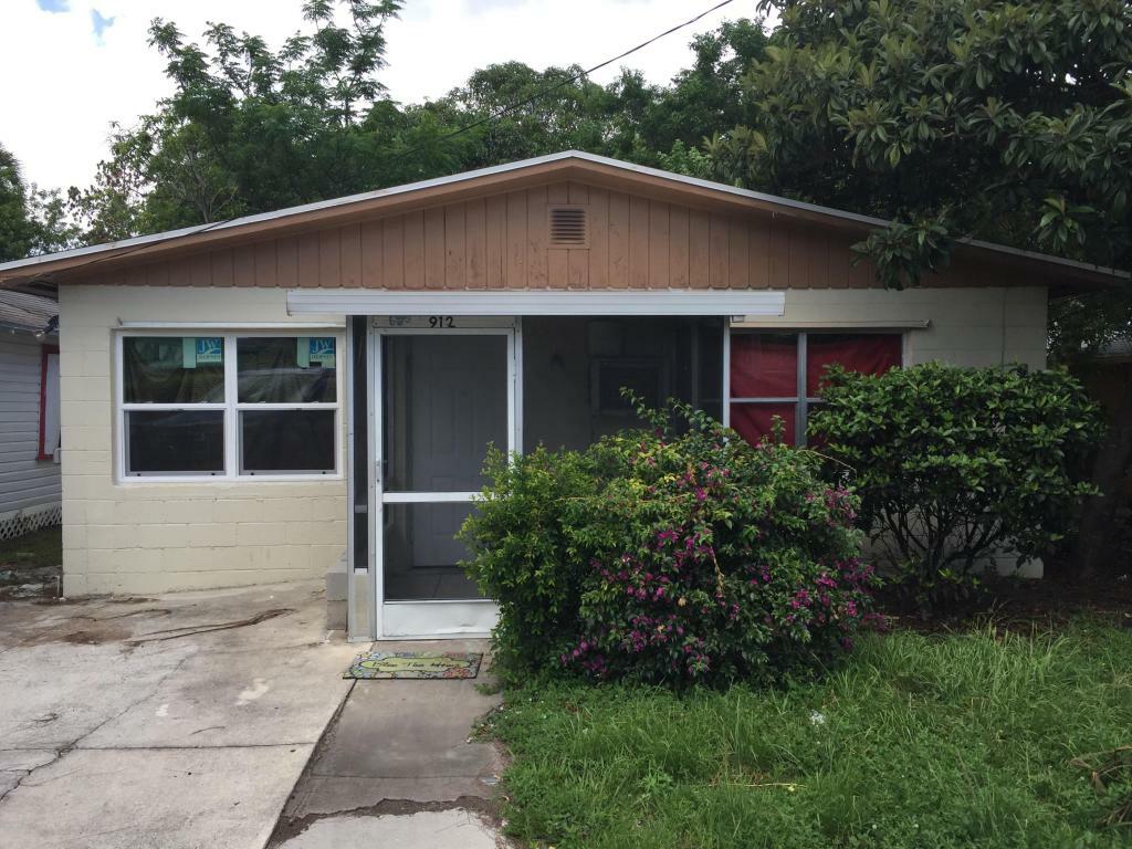 Property Photo:  912 SE Tarpon Avenue  FL 34994 