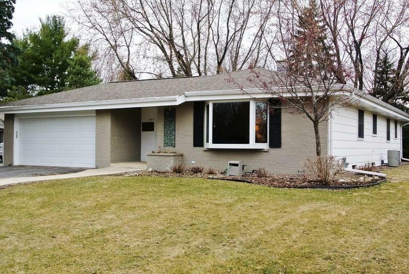 Property Photo: 807 Anton Rd WI 53029-1203