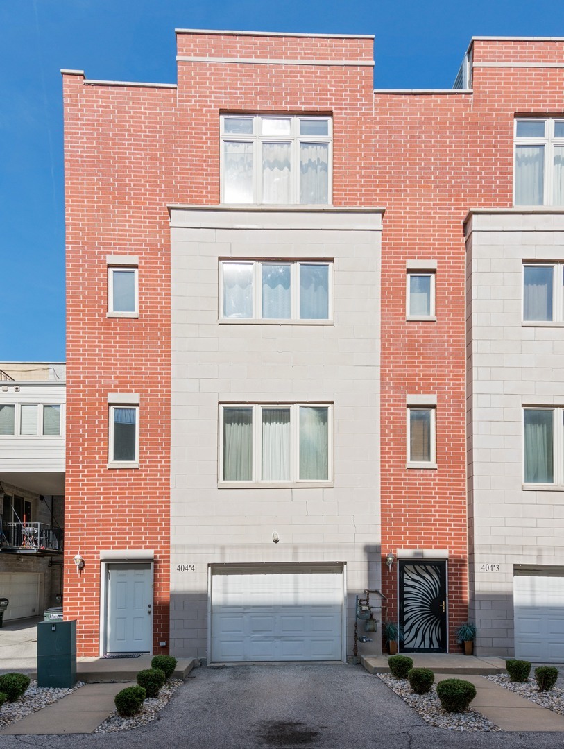 Property Photo: 404 E 46th Street 4 IL 60653