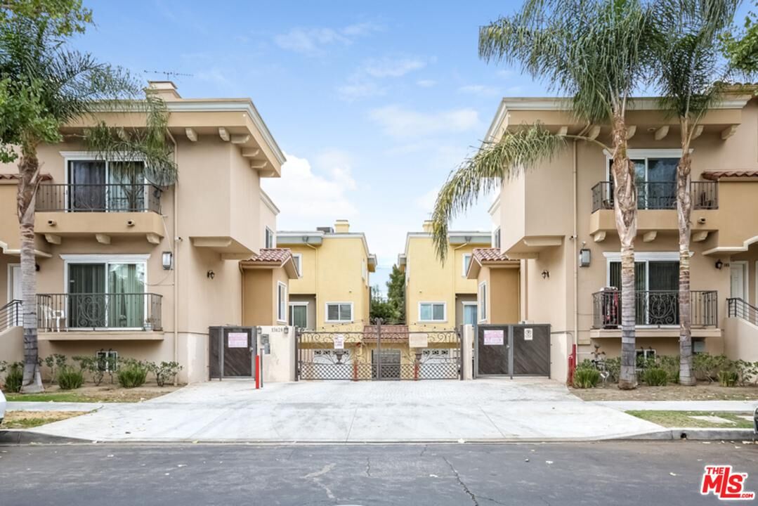 Property Photo:  13629 Wyandotte St 109  CA 91405 
