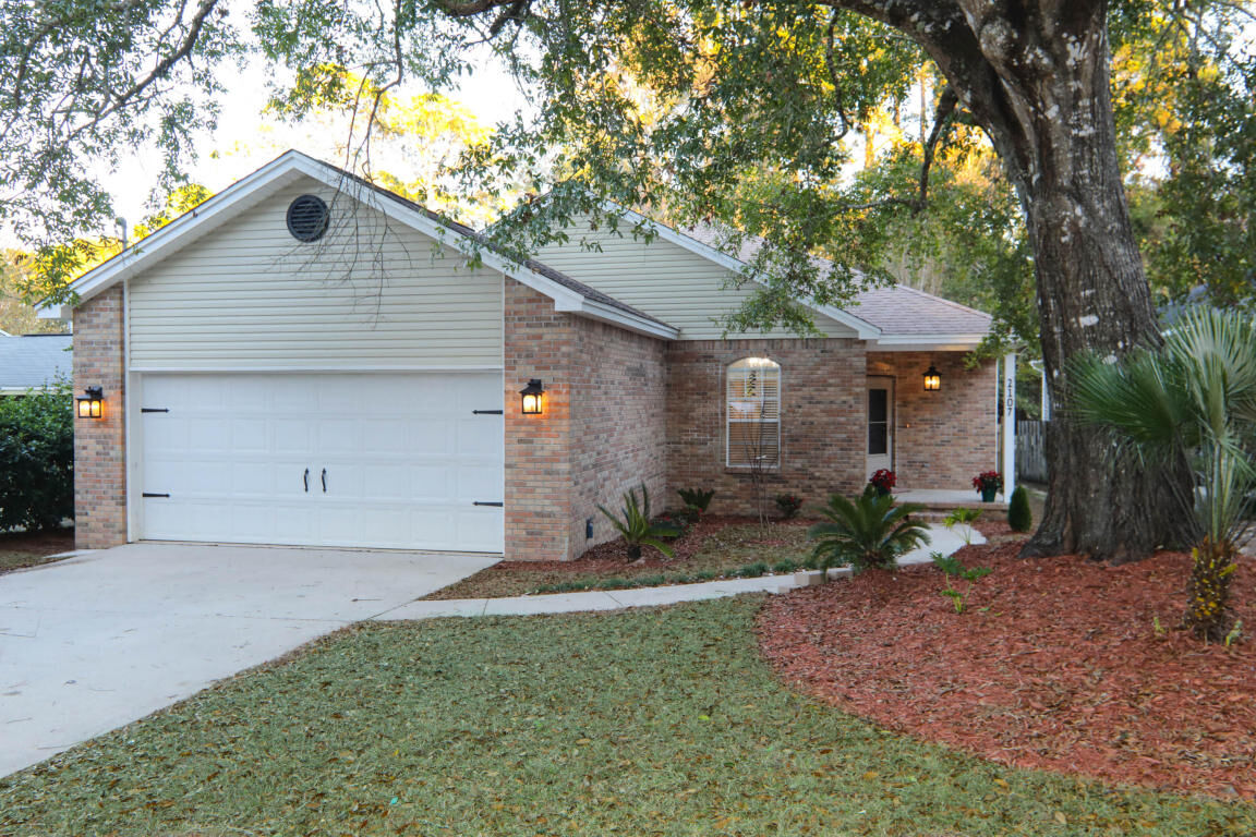 Property Photo:  2107 Bayshore Drive  FL 32578 