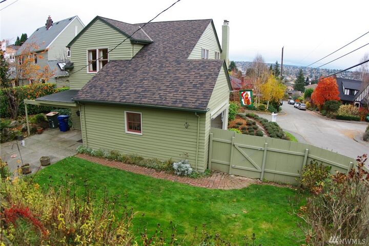 Property Photo:  803 W Etruria St  WA 98119 