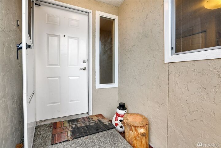 Property Photo: 7740 196th St SW 12 WA 98026