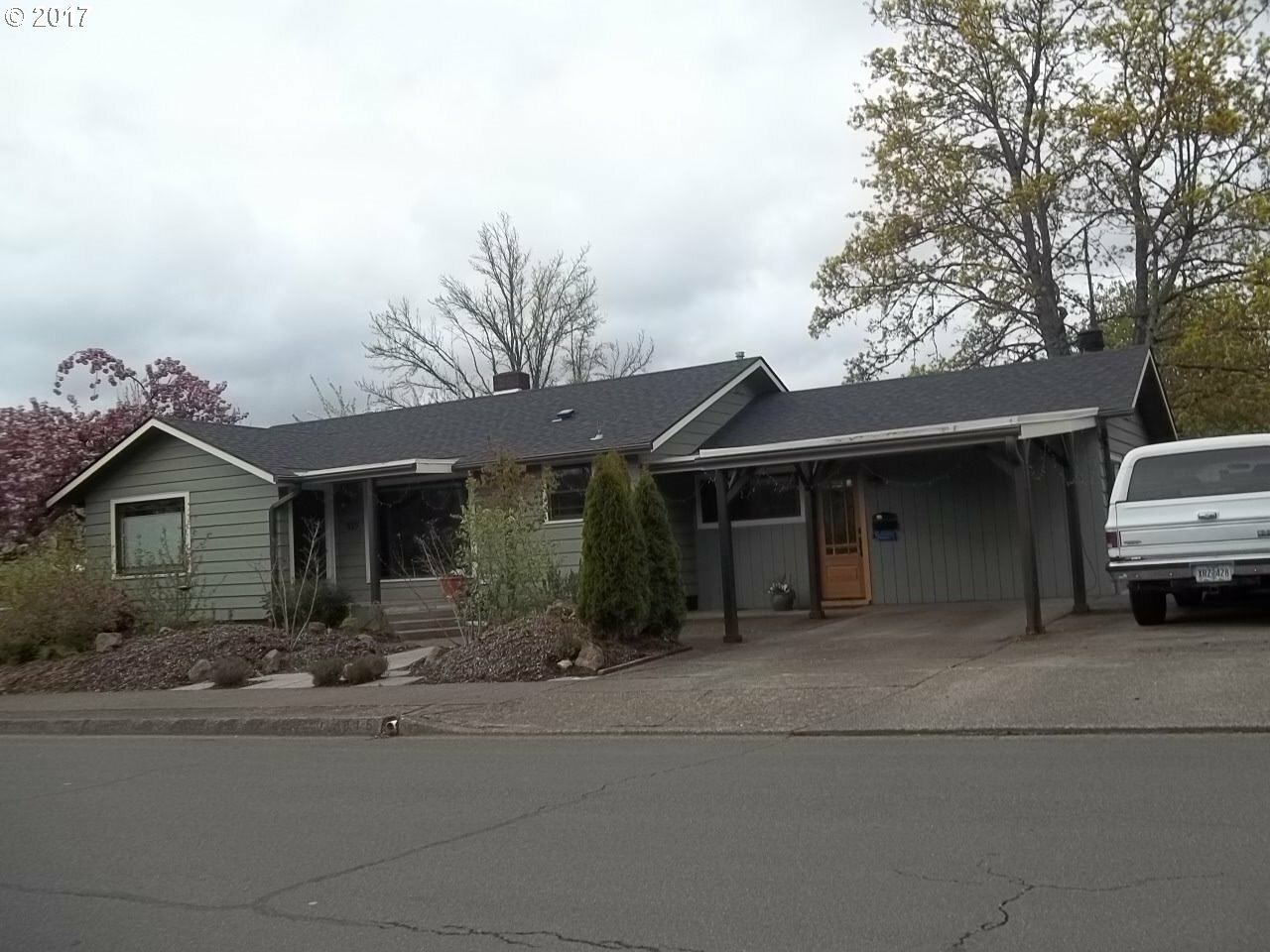 Property Photo: 815 E 28th Ave OR 97405