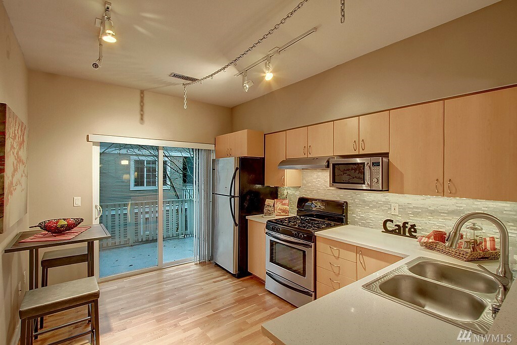 Property Photo: 18268 NE 97th Wy 102 WA 98052