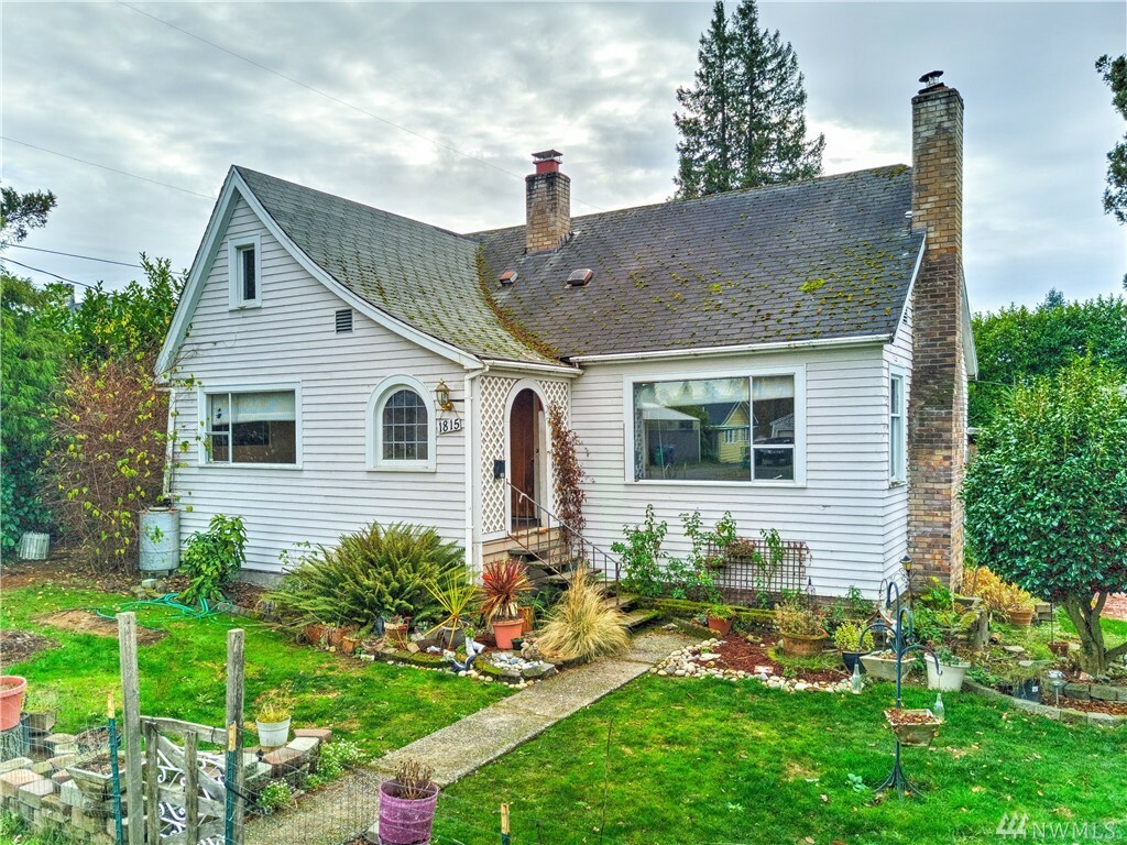 Property Photo:  1815 SW Cloverdale St  WA 98106 