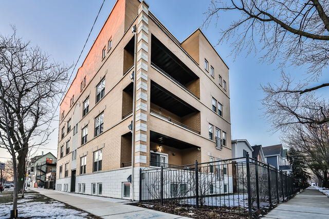 Property Photo: 1700 Artesian Avenue 3E IL 60647