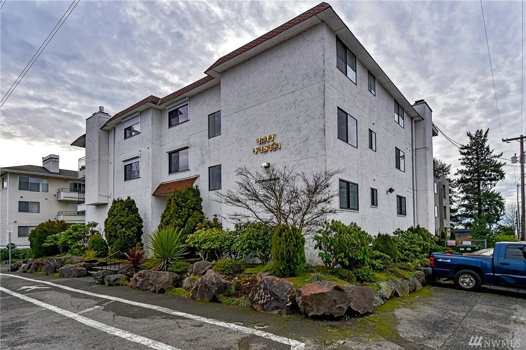 Property Photo:  11755 Greenwood Ave N 204  WA 98133 