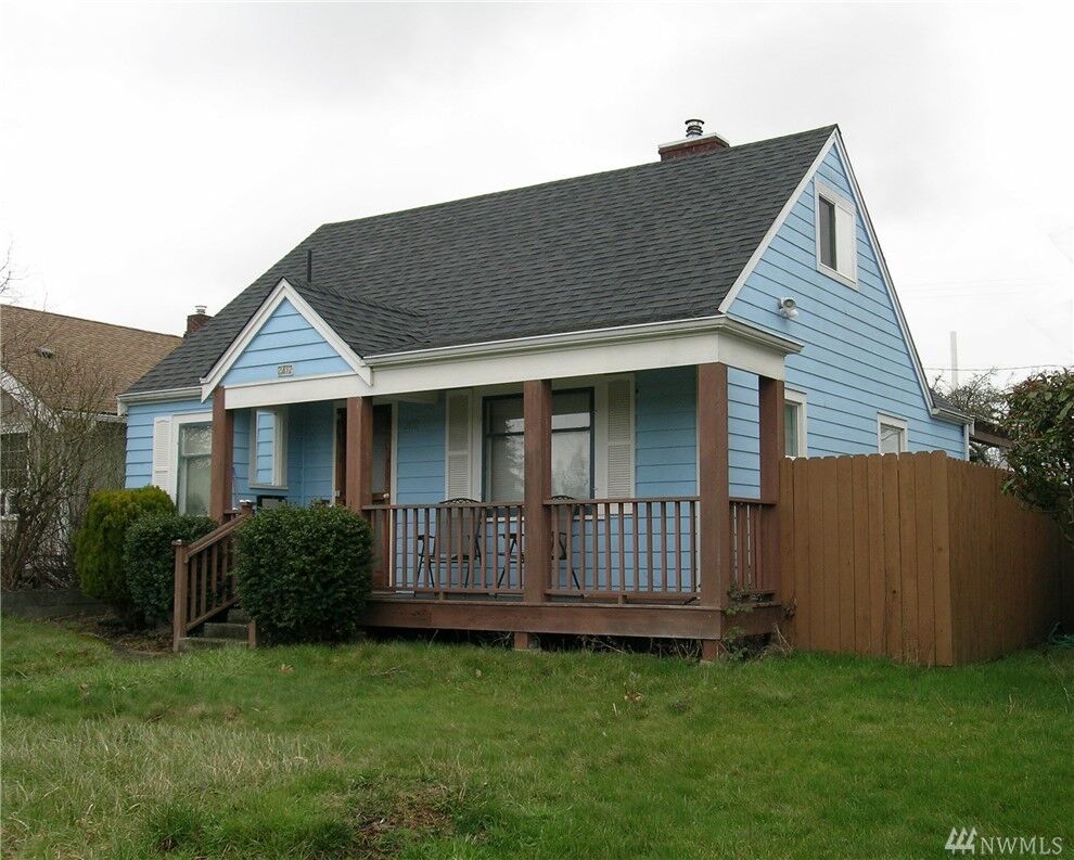 Property Photo:  2412 Humboldt St  WA 98225 