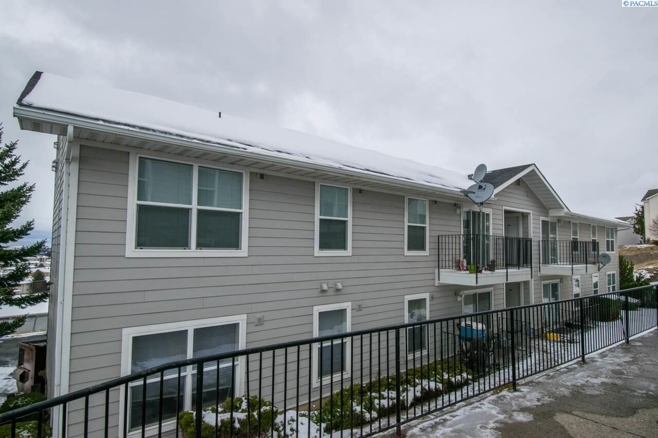 Property Photo: 1645 NE A-304 WA 99163
