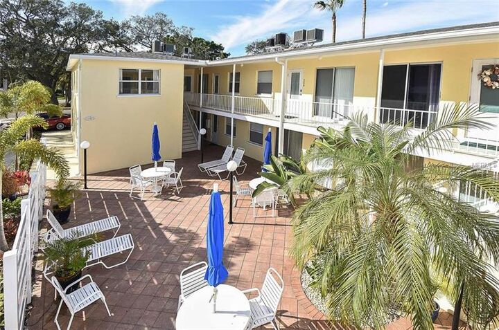 Property Photo:  700 W Venice Avenue 206  FL 34285 