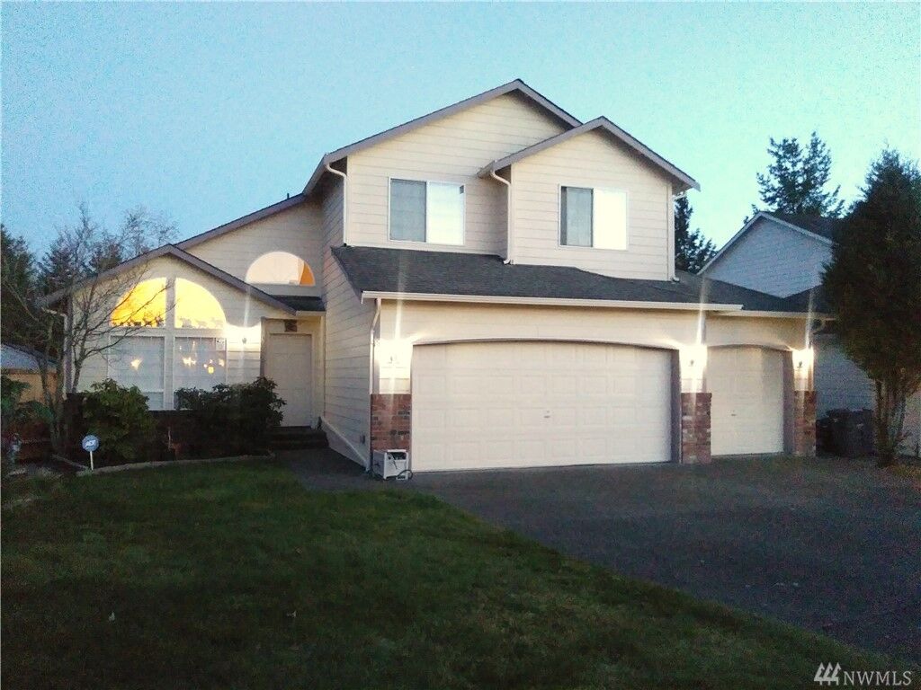 Property Photo:  701 Bremerton Place NE  WA 98059 