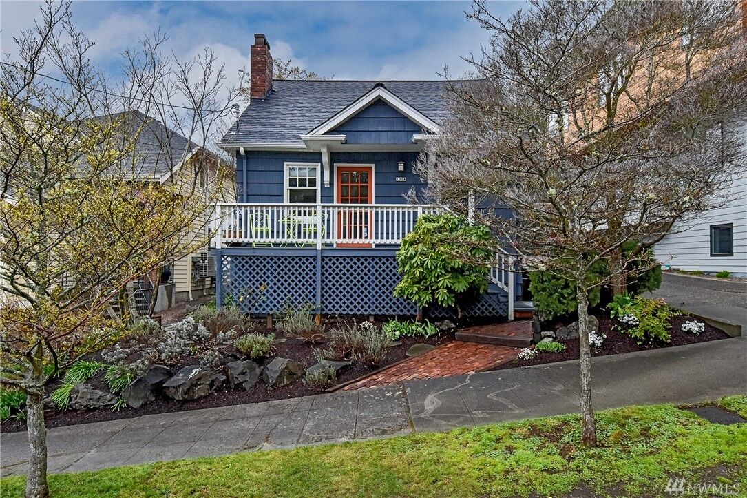 Property Photo:  1014 W Newell St  WA 98119 