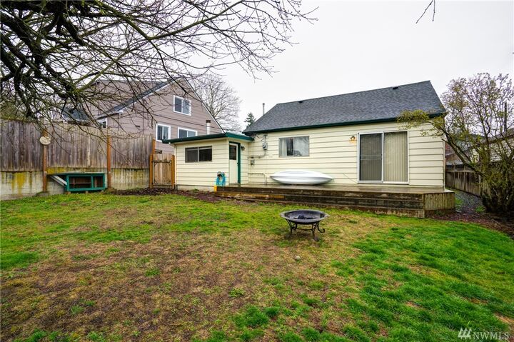 Property Photo: 207 E Cedar St WA 98273