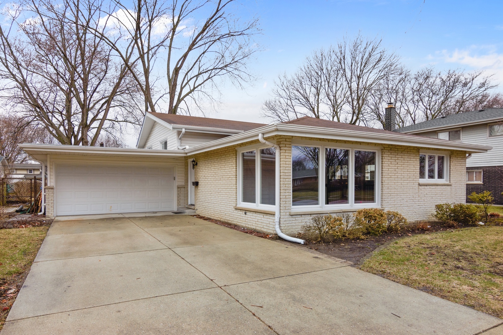 Property Photo: 1008 Sycamore Lane IL 60056