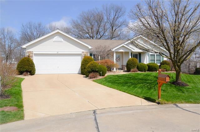 Property Photo:  5 Royallmill Court   63368 