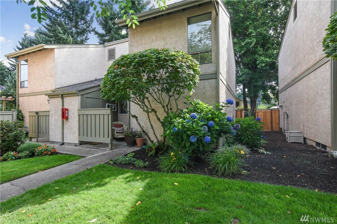 Property Photo:  10052 NE 138th Place H2  WA 98034 