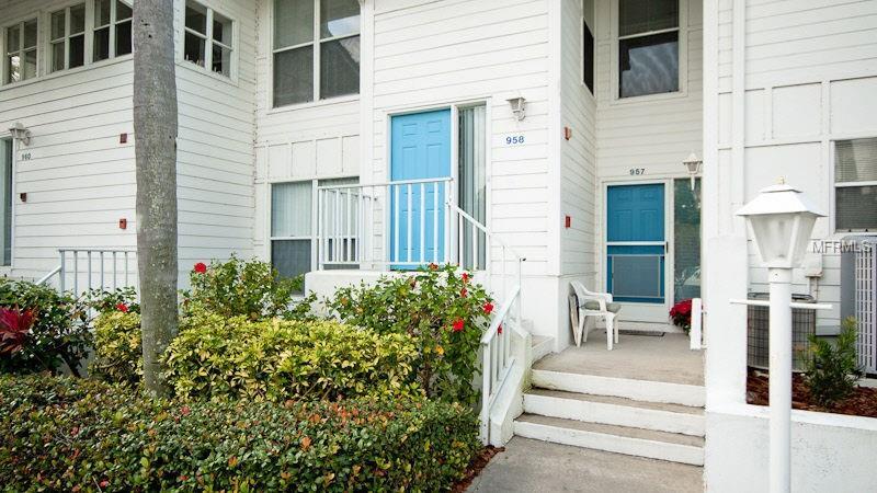 Property Photo: 958 Sandpiper Circle 958 FL 34209