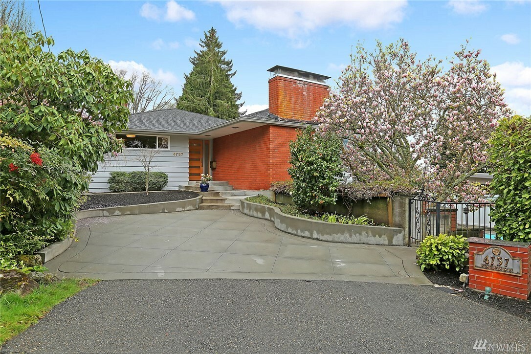 Property Photo:  4737 W Emerson St  WA 98199 