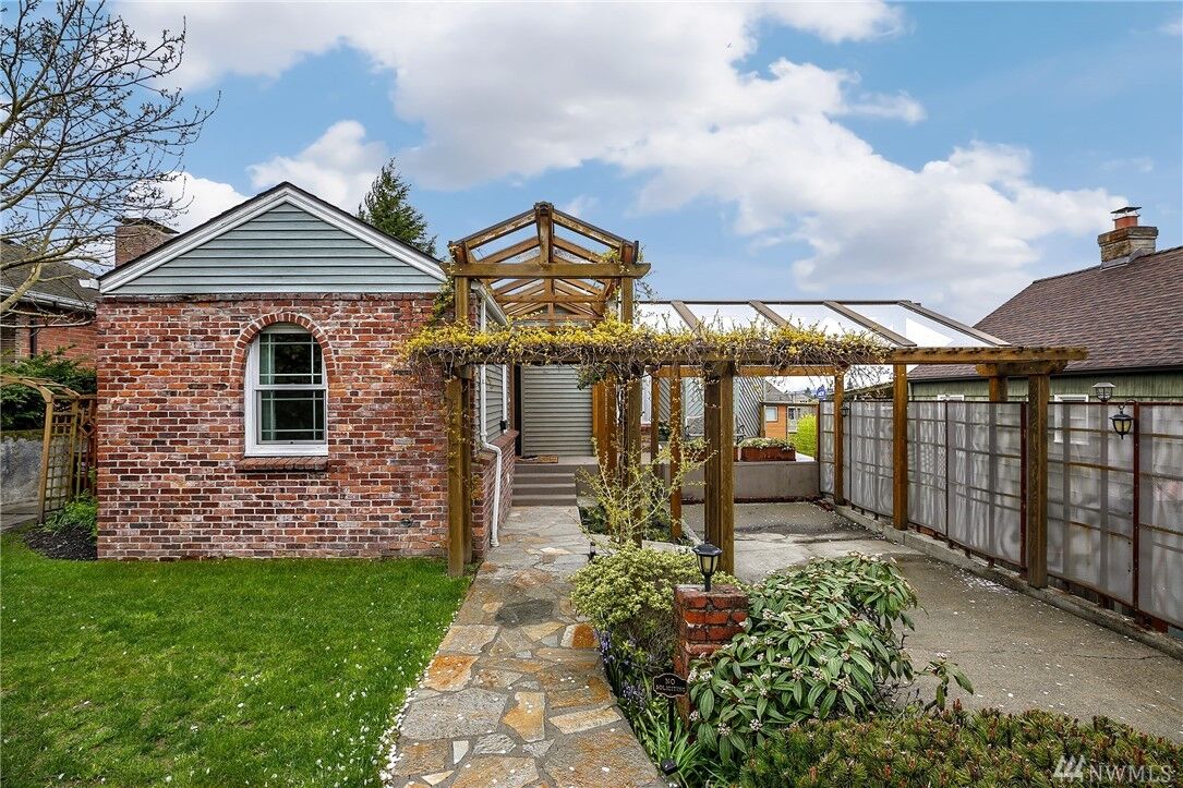 Property Photo: 6707 42nd Avenue SW WA 98136