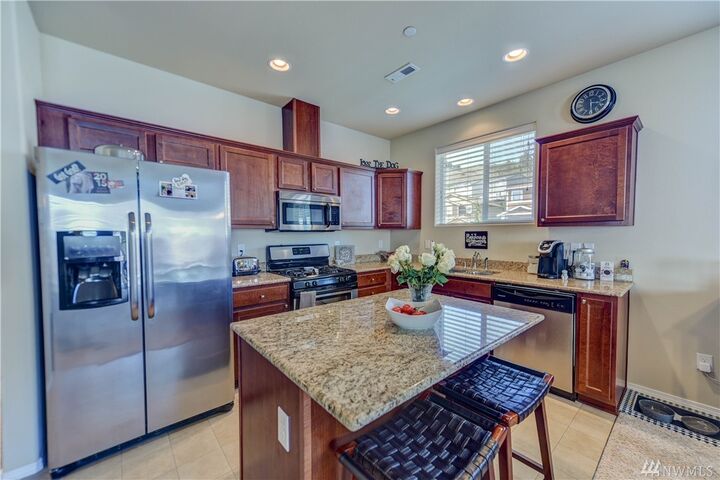 Property Photo: 11015 178th Av Ct E WA 98391