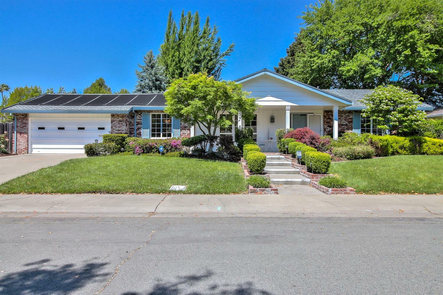 Property Photo: 9 Shoreline Circle CA 95831